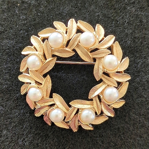 Avon Jewelry - AVON. VEGAN PEARL WREATH BROOCH. VINTAGE. 1960 - 1970